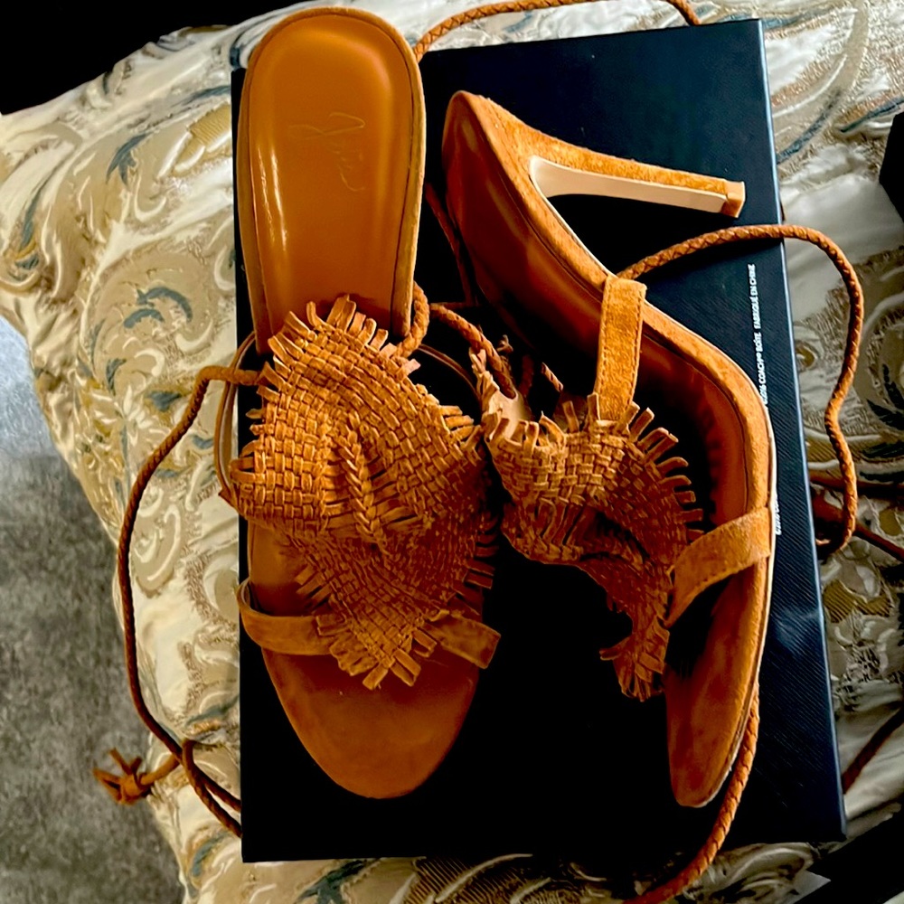 Beautiful tan suede shoe by Joie size 38 1/2l leather shoe